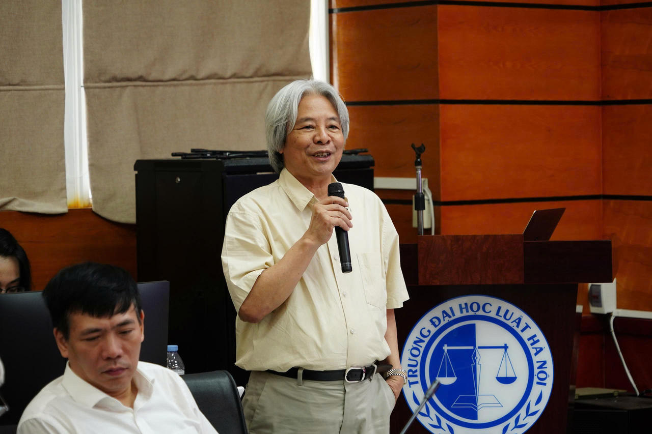 GS.TS. Võ Khánh Vinh phát biểu tại hội thảo.