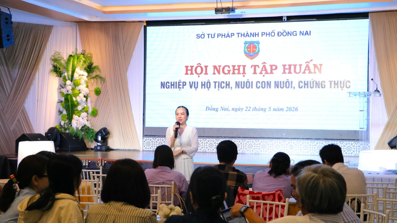 Báo cáo viên Nguyễn Thị Hồng Phước triển khai chuyên đề trong lĩnh vực hộ tịch, quốc tịch, nuôi con nuôi.