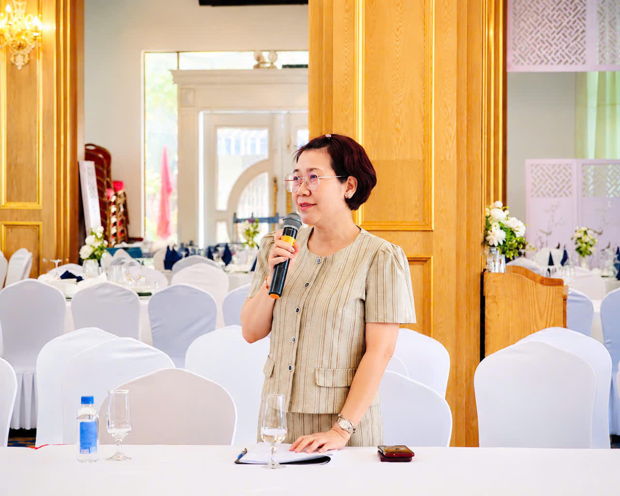 Nhà báo Phạm Thị Thu Hằng – Trưởng VPĐD Báo Pháp luật Việt Nam vùng Đồng bằng sông Hồng phát biểu tại hội nghị.