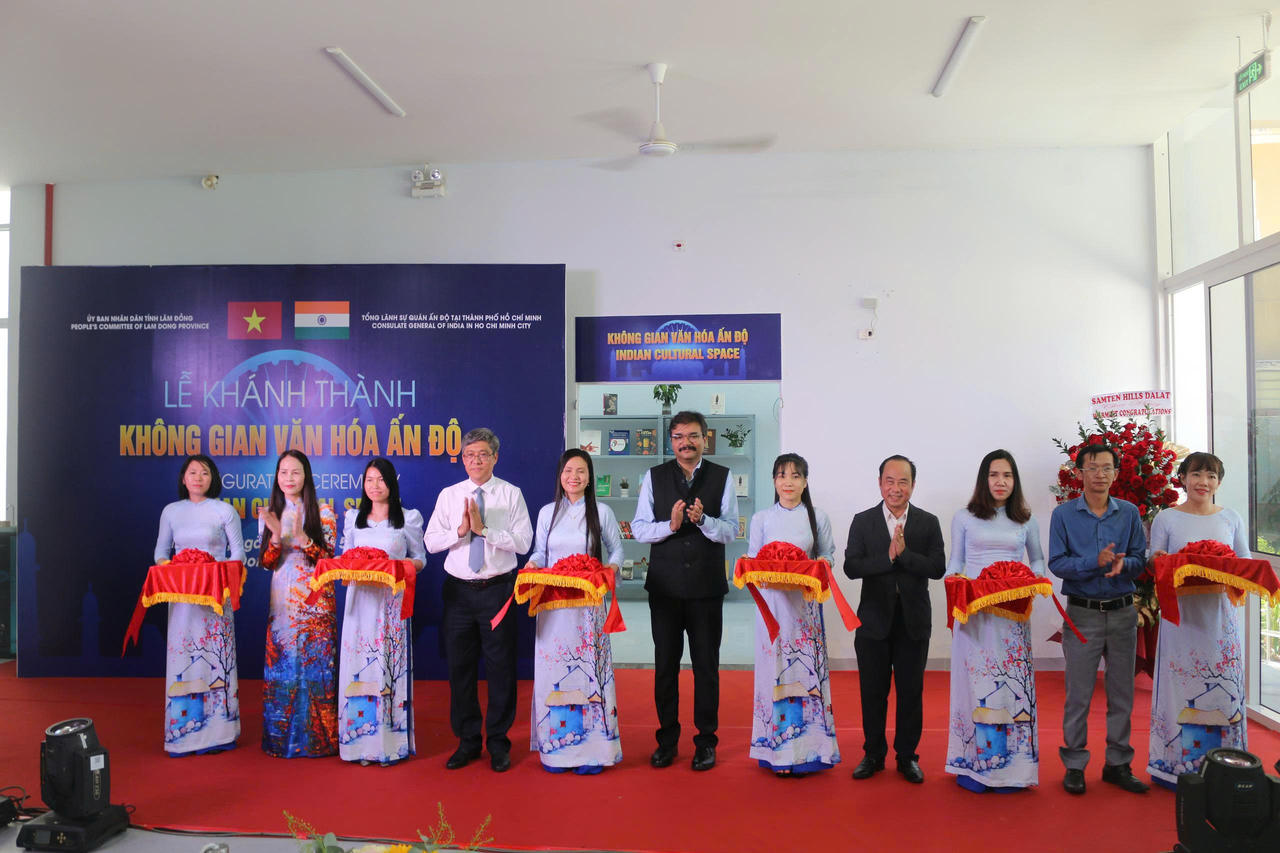 Các đại biểu cắt băng khánh thành Không gian văn hóa Ấn Độ.