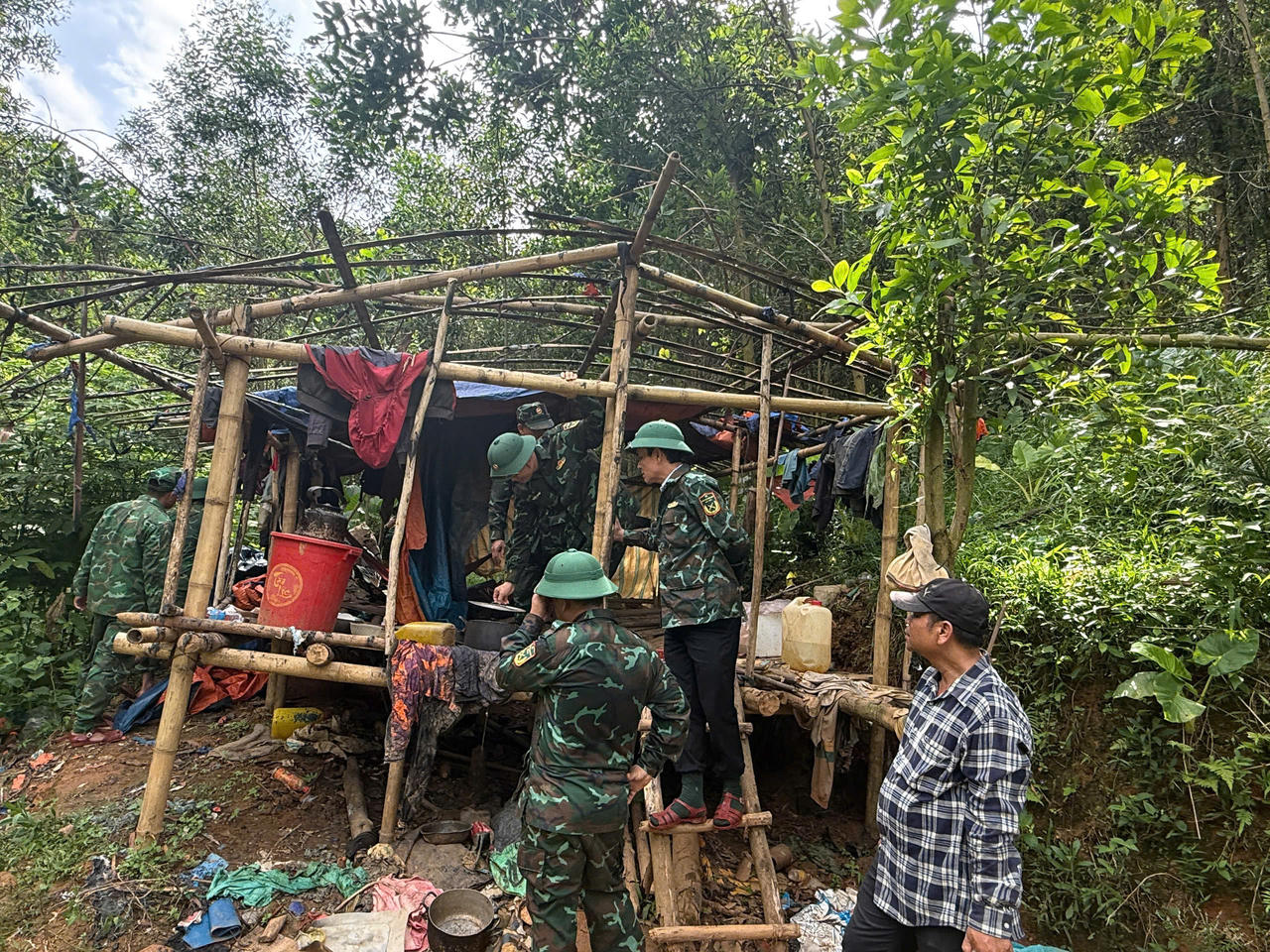 Lực lượng chức năng kiểm tra, tháo dỡ lán trại của các đối tượng khai thác vàng trái phép&nbsp;