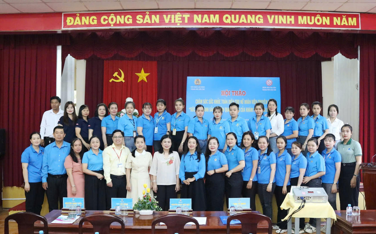 Đại biểu và các chuyên gia chụp ảnh lưu niệm tại hội thảo