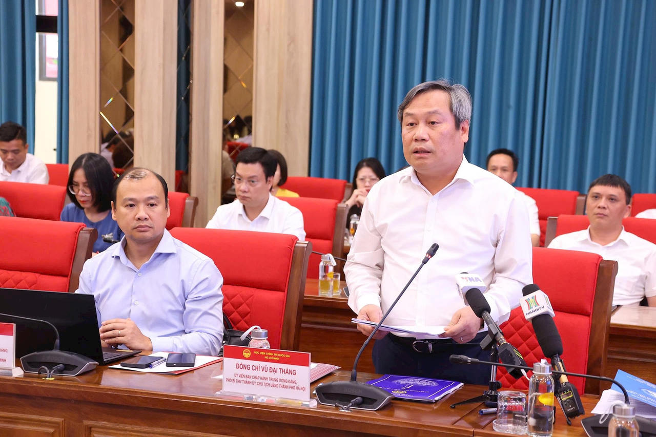 Chủ tịch UBND TP Hà Nội Vũ Đại Thắng trình bày tham luận tại hội thảo.