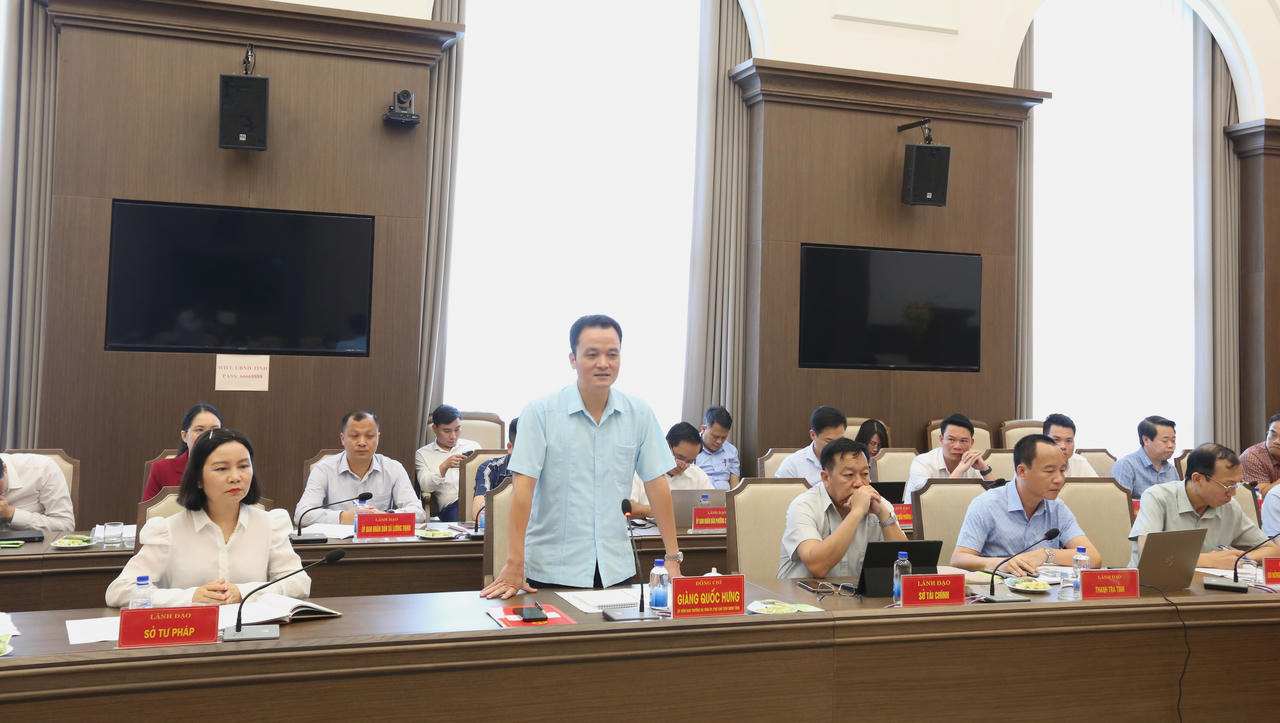 Ông Giàng Quốc Hưng - Phó Chủ tịch UBND tỉnh Lào Cai phát biểu tại buổi làm việc. Ảnh: Đức Tuyển.