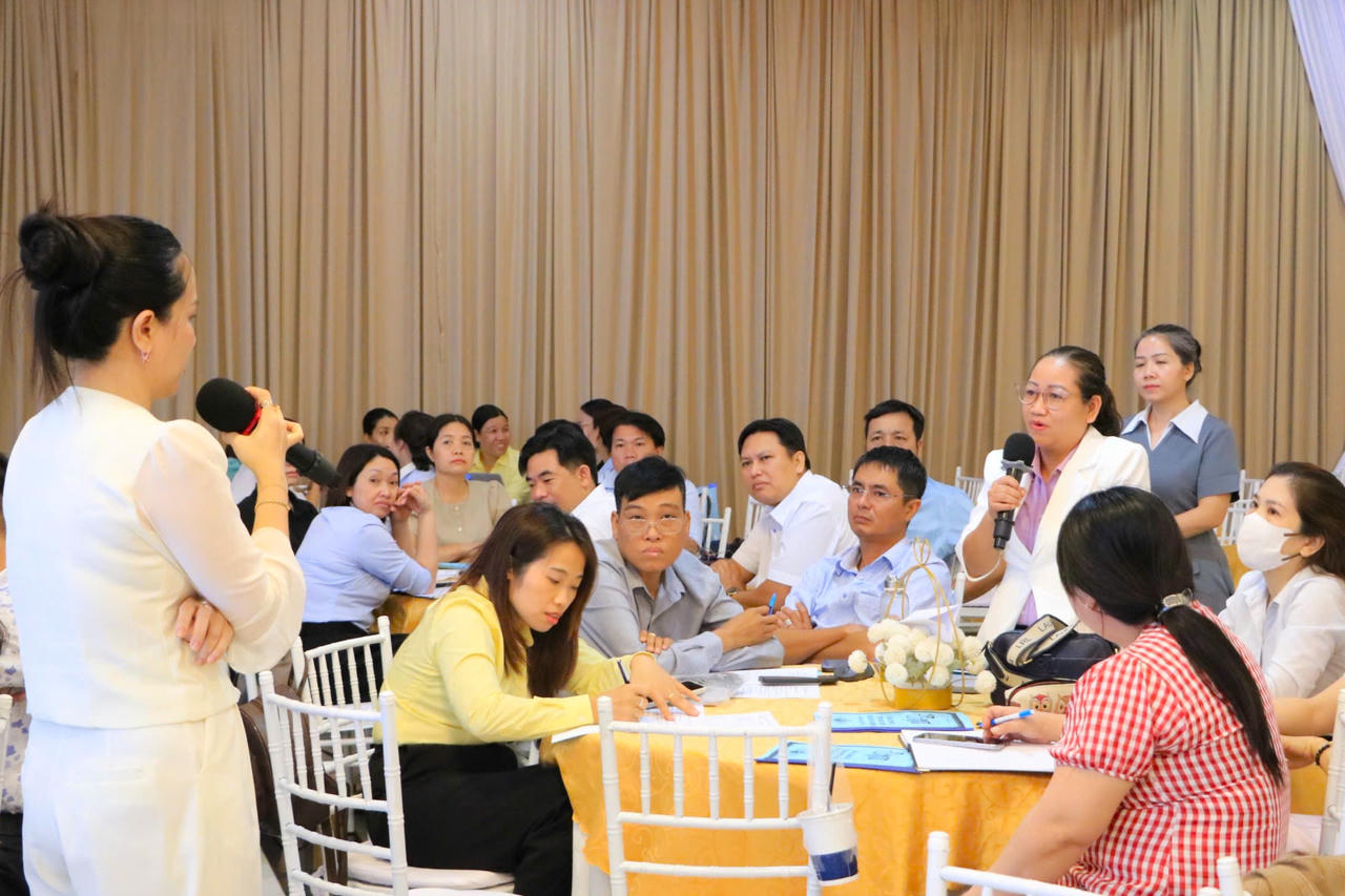 Đại biểu trao đổi ý kiến tại hội nghị.