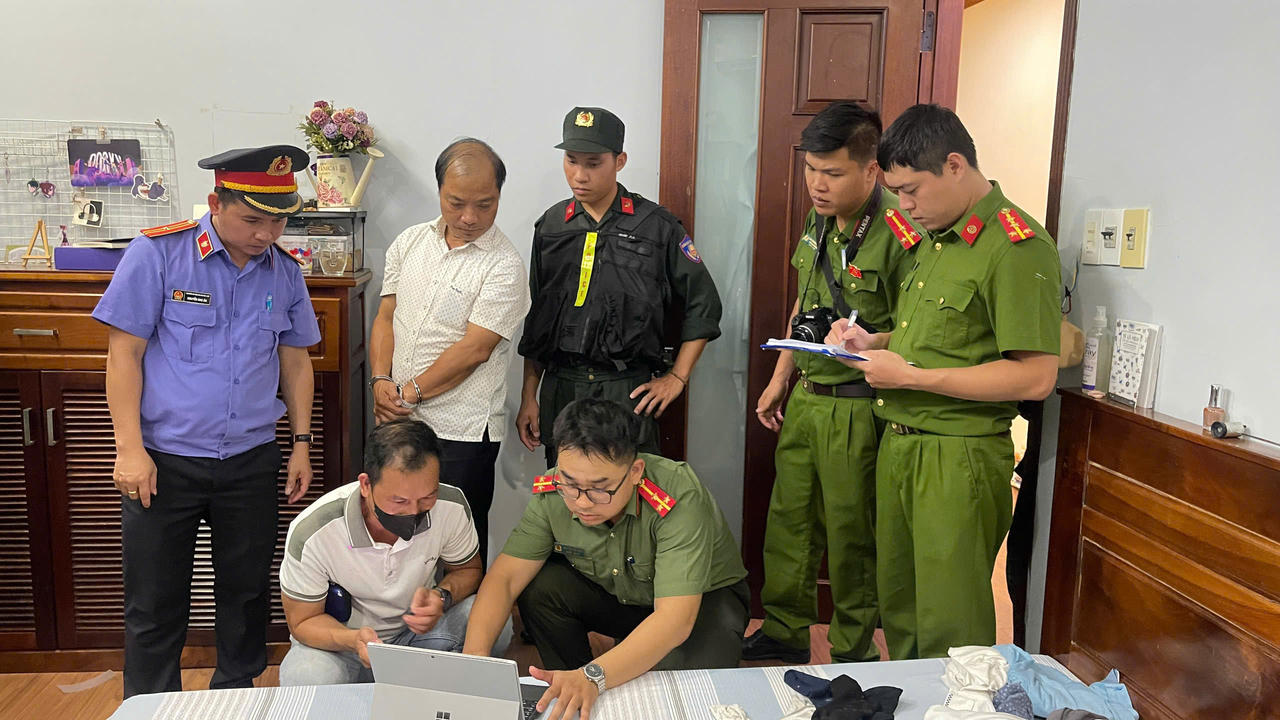 Thi hành lệnh bắt tạm giam đối với Phạm Ngọc Dũng (Ảnh Hồng Ngọc)