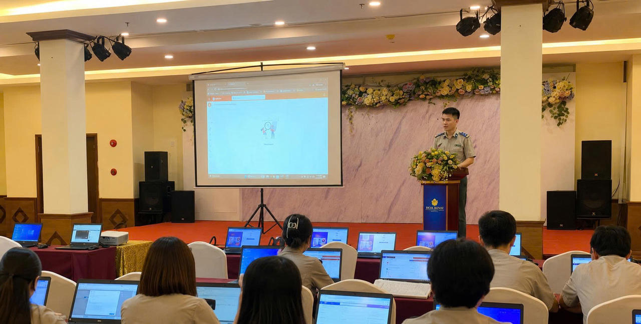 Anh Đỗ Văn Hùng liên tục đứng lớp hướng dẫn các đồng nghiệp thao tác trên Nền tảng số thi hành án dân sự.