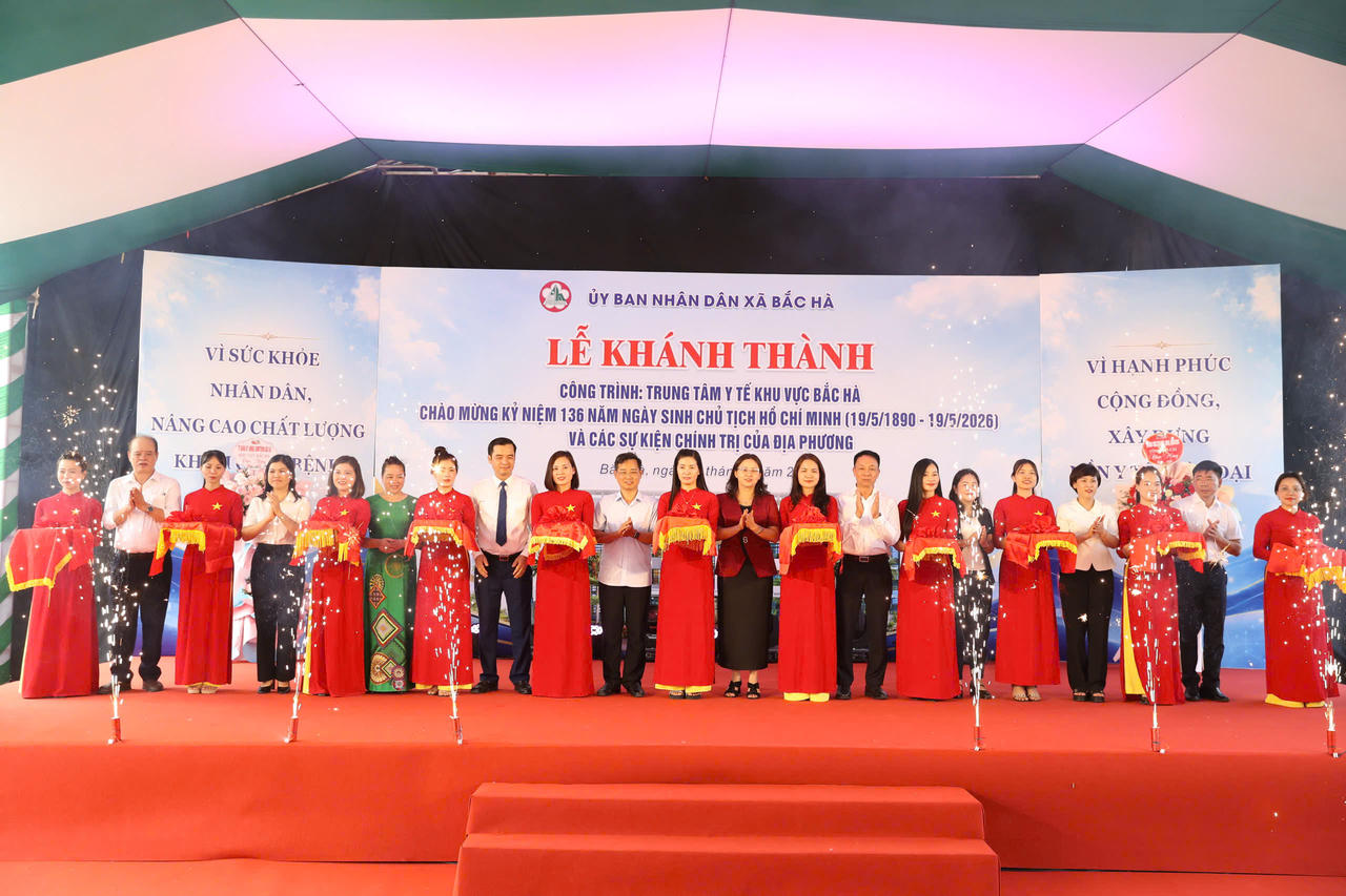 Các đại biểu cắt băng khánh thành Trung tâm Y tế khu vực Bắc Hà