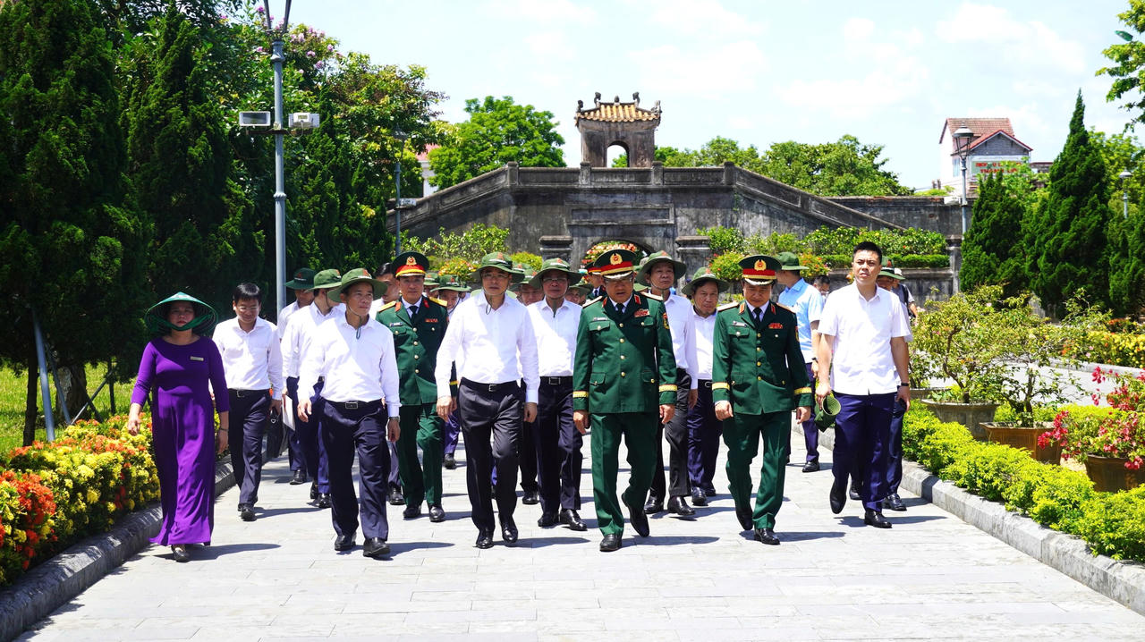 Đoàn công tác Trung ương do Thủ tướng Chính phủ Lê Minh Hưng dẫn đầu dâng hương tại Di tích Quốc gia đặc biệt Thành cổ Quảng Trị, bày tỏ lòng biết ơn sâu sắc đối với các Anh hùng liệt sĩ đã hy sinh vì Tổ quốc.