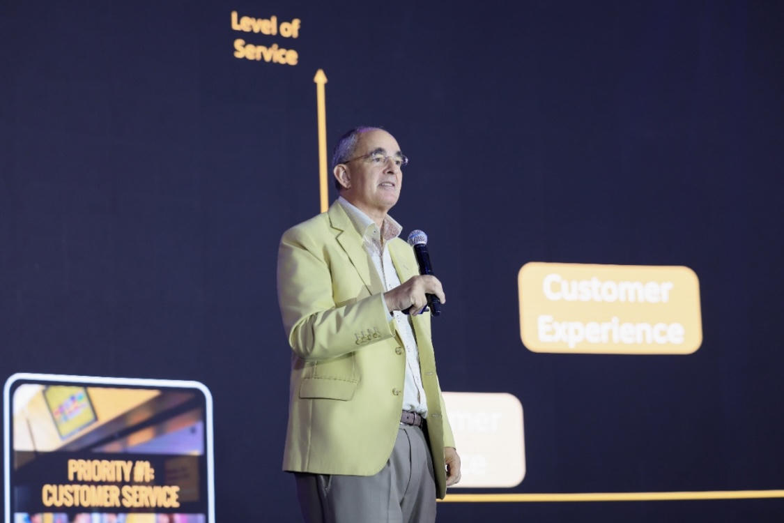 Chuyên gia Robin Speculand trình bày keynote về chủ đề: “Customer Obsession – Lấy khách hàng làm trung tâm như lợi thế cạnh tranh”.