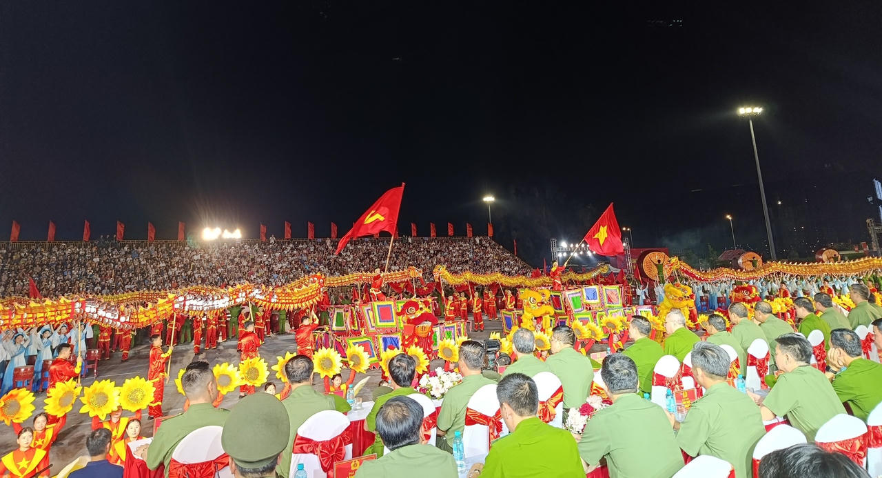 Đông đảo đại biểu, người dân và du khách tại lễ khai mạc.&nbsp;
