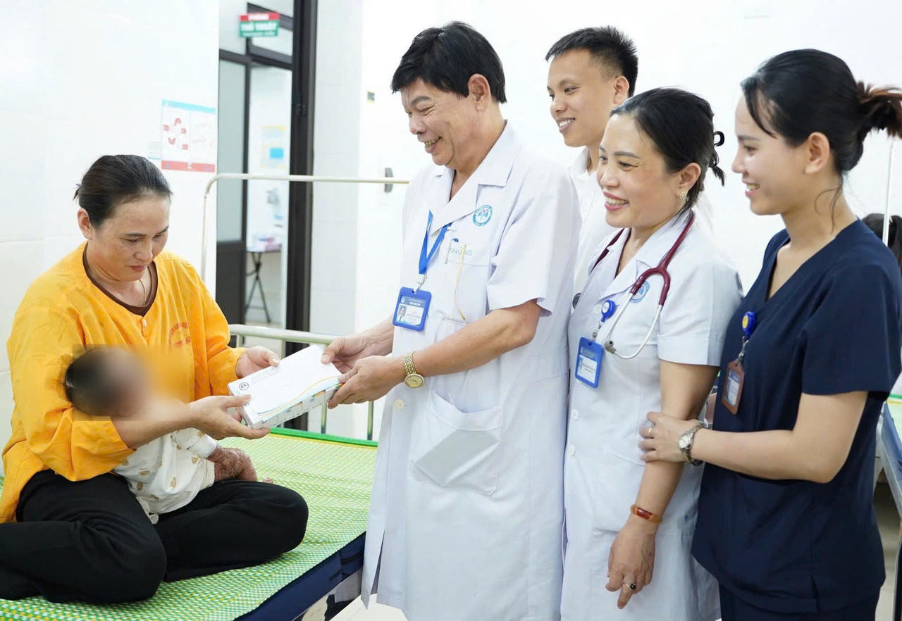Bé gái 4 tháng tuổi mắc bệnh vảy cá bẩm sinh, viêm phổi tái diễn được điều trị kịp thời