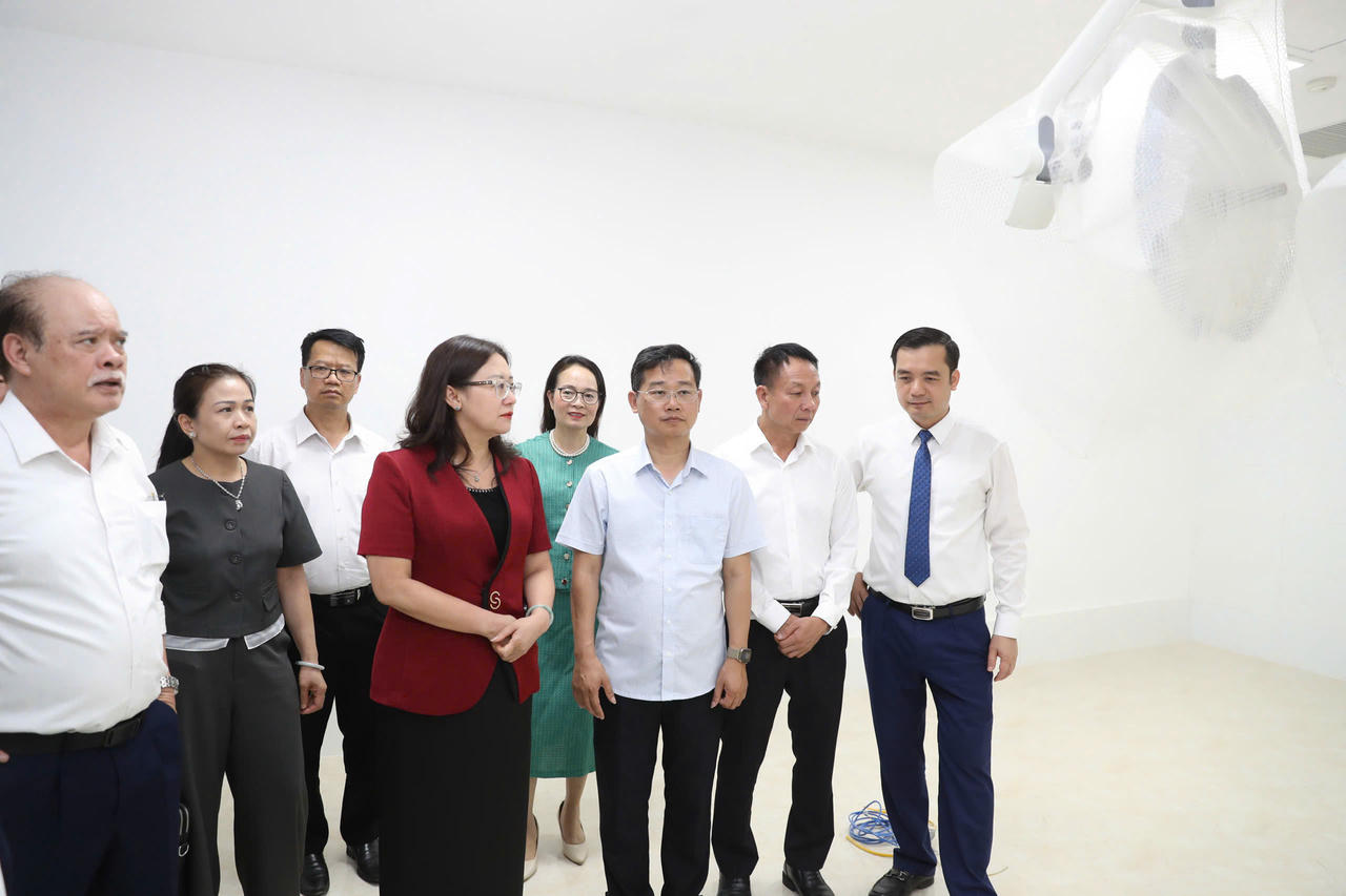 Các đại biểu tham quan công trình Trung tâm Y tế khu vực Bắc Hà