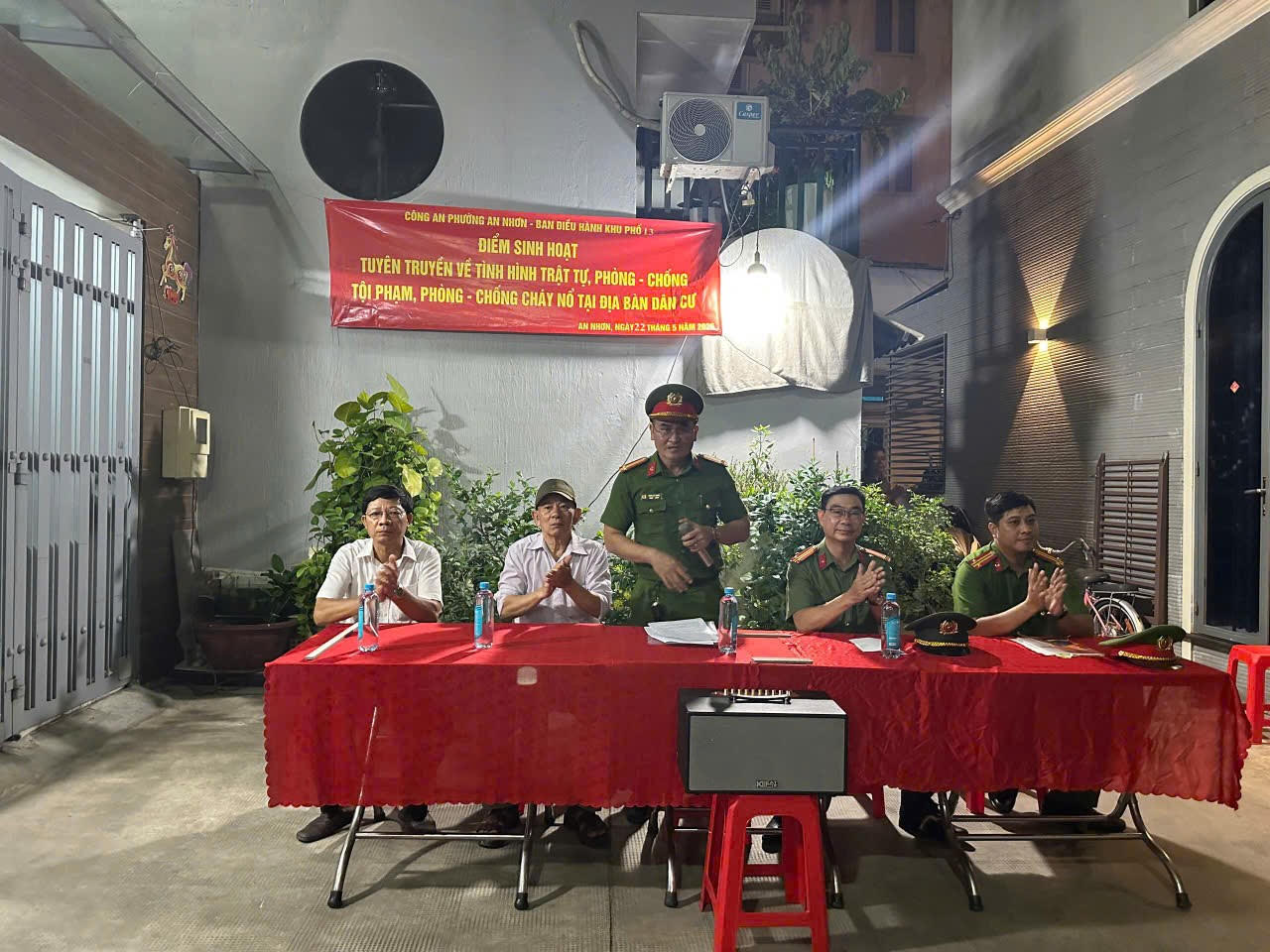 Trung tá Phan Lê Xuân – Công an khu vực phường An Nhơn chia sẻ các kiến thức nhận diện tội phạm công nghệ cao, đồng thời phổ biến quy định pháp luật về phòng, chống ma túy, đặc biệt đối với các hộ dân có phòng cho thuê trên địa bàn nhằm nâng cao ý thức phòng ngừa, kịp thời phát hiện và tố giác các hành vi vi phạm pháp luật (Ảnh: Hoàng Ngọc).
