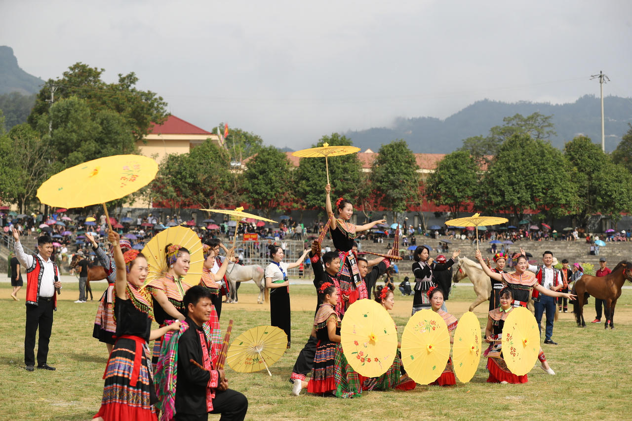 Văn nghệ chào mưng·