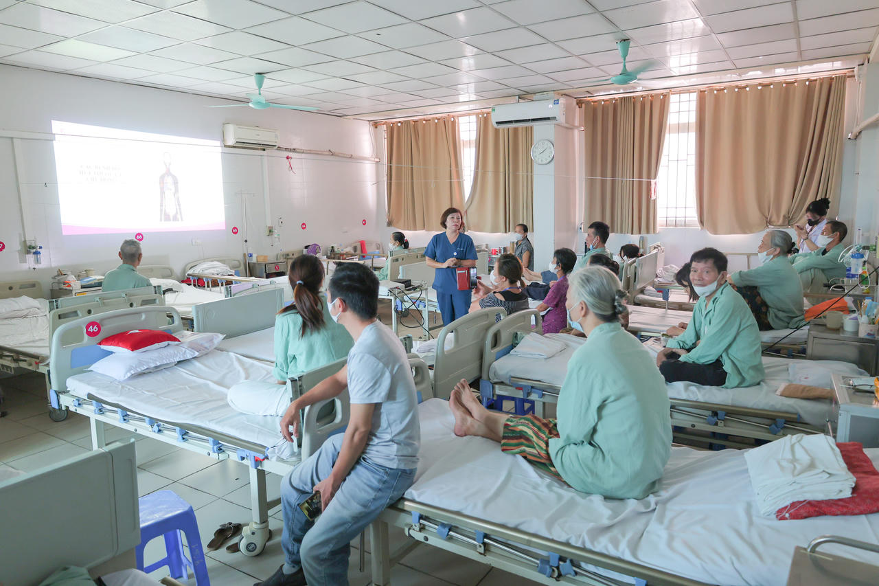 Truyền thông về tác hại của thuốc lá cho bệnh nhân và người nhà tại Bệnh viện E