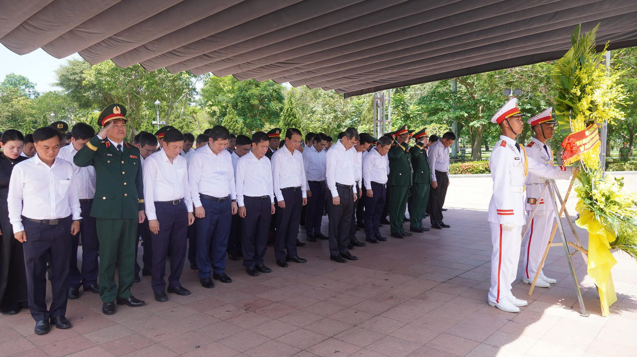 Trong không khí trang nghiêm, Thủ tướng Chính phủ Lê Minh Hưng cùng đoàn công tác Trung ương và lãnh đạo tỉnh Quảng Trị dành phút mặc niệm, thành kính tưởng nhớ các Anh hùng liệt sĩ tại Di tích Quốc gia đặc biệt Thành cổ Quảng Trị.