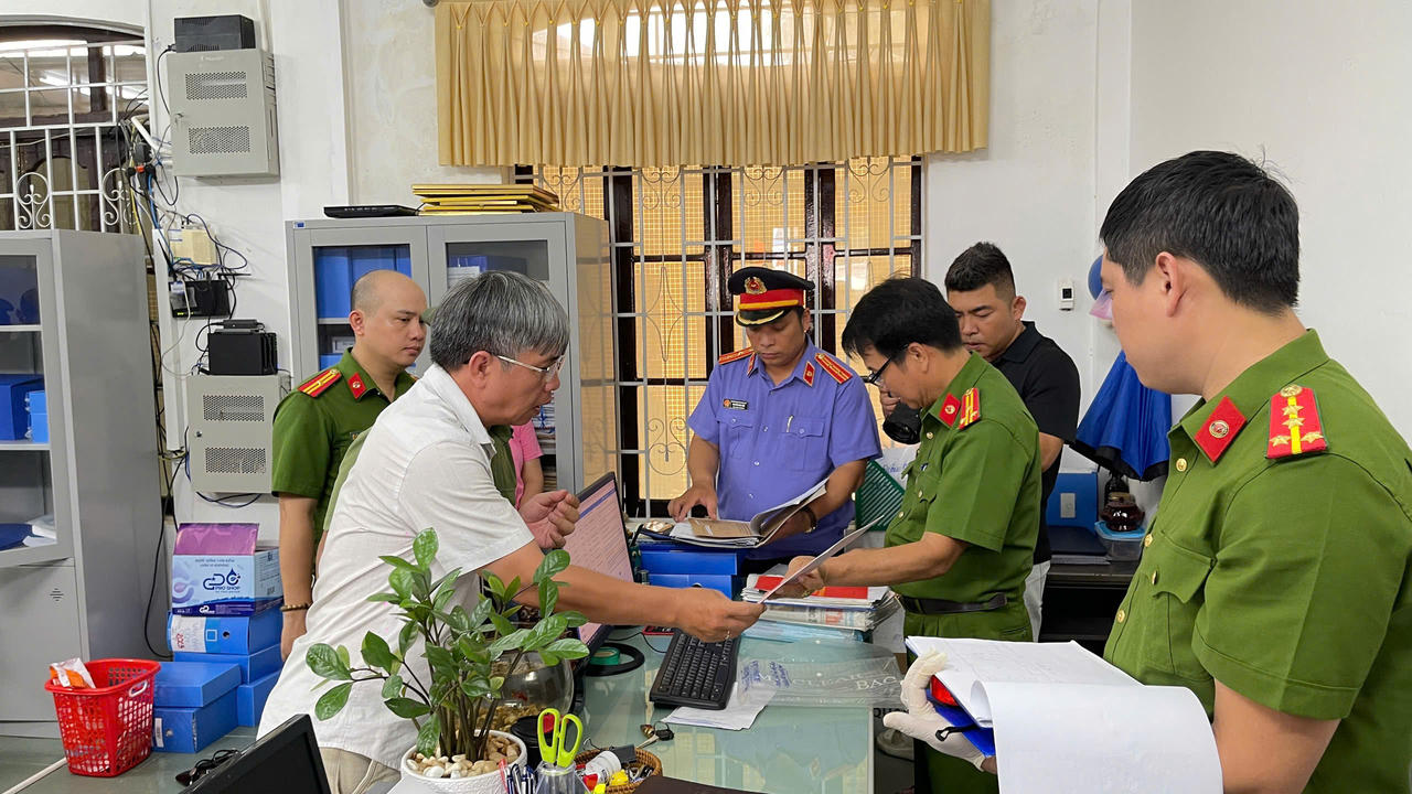 Lực lượng chức năng điều tra tại BQL rừng phòng hộ Bắc sông Hương