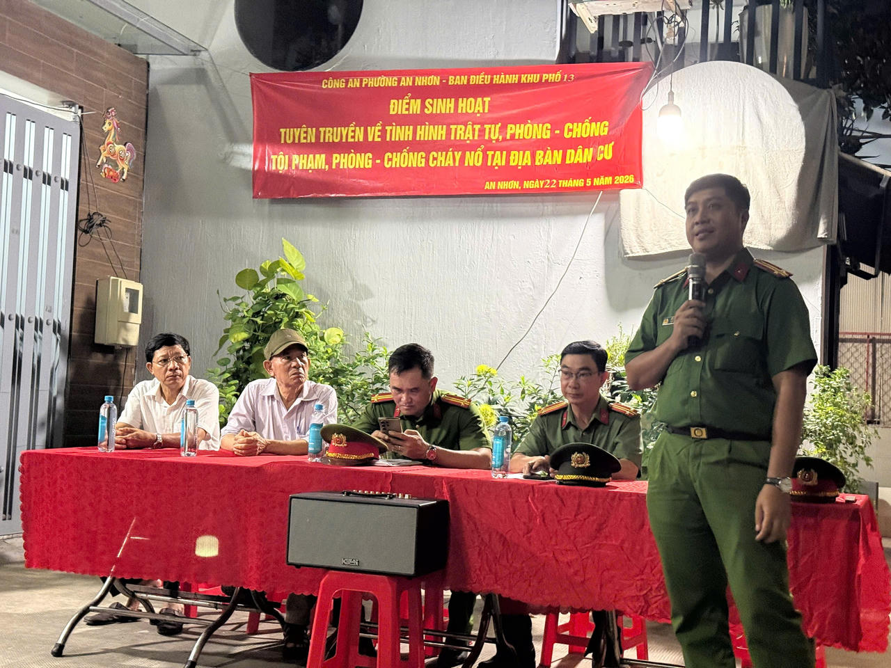 Trung tá Võ Quốc Vinh, Phó Đội trưởng Đội CS PCCC & CNCH KV15, trực tiếp hướng dẫn người dân các kỹ năng và kiến thức cần thiết để ứng phó khi xảy ra hỏa hoạn (Ảnh: Hoàng Ngọc).