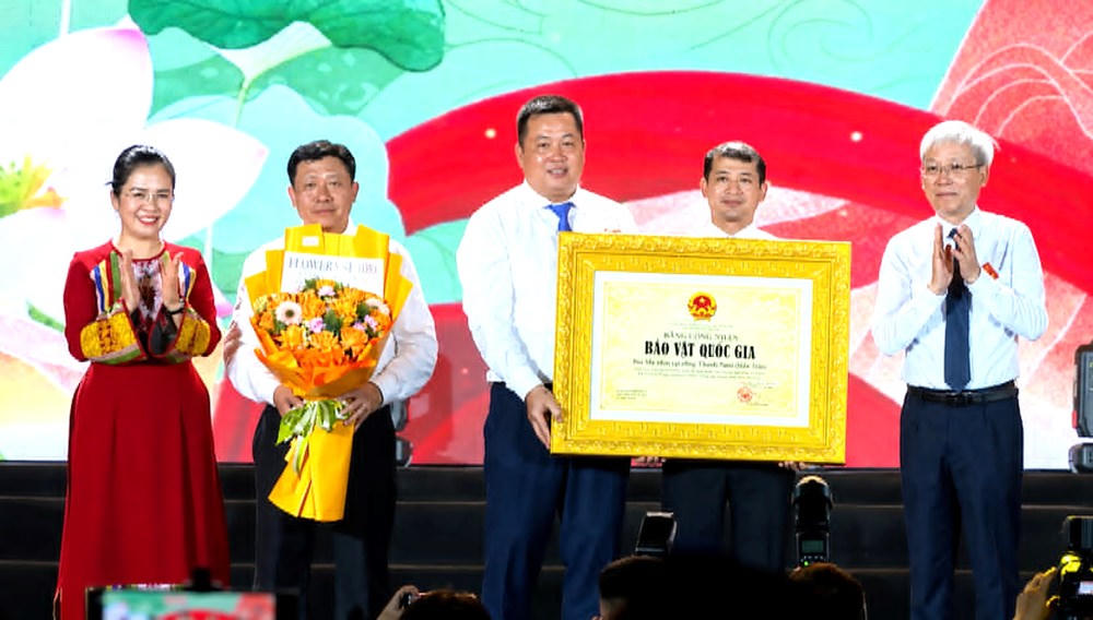 Đại diện Bộ Văn hóa, Thể thao và Du lịch cùng lãnh đạo tỉnh Nghệ An trao Bằng công nhận Bảo vật quốc gia bia Ma Nhai cho chính quyền xã Con Cuông.&nbsp;
