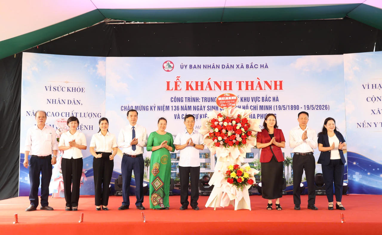 Các đại biểu tặng hoa chúc mừng