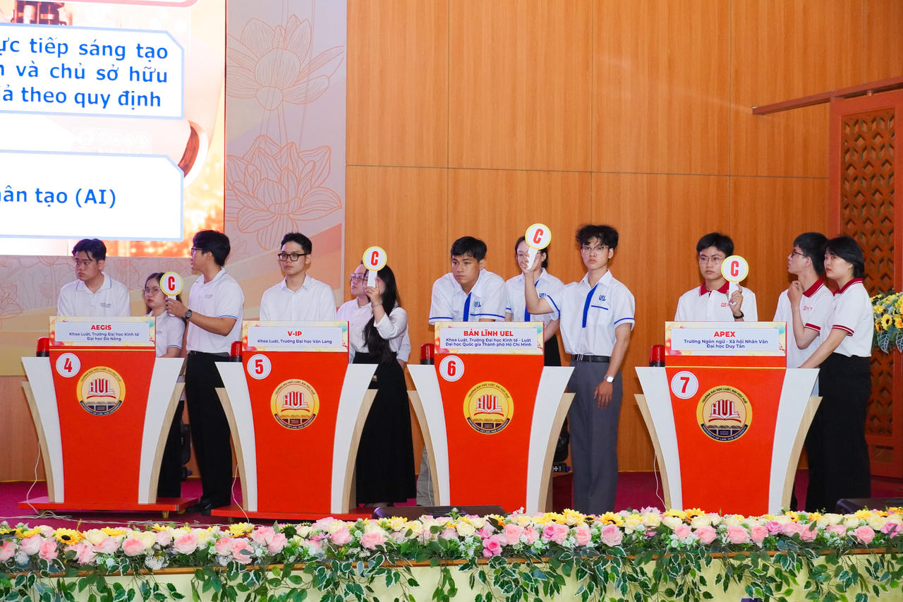 Các đội tham gia phần thi trắc nghiệm&nbsp;