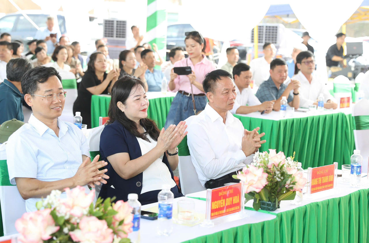 Các đại biểu tham dự buổi lễ