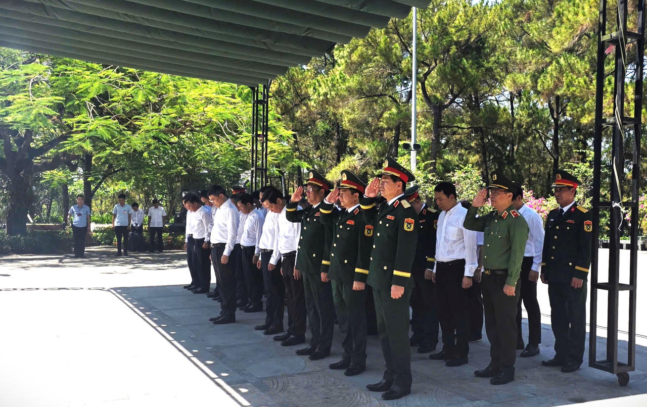 Thủ tướng Chính phủ Lê Minh Hưng cùng các đại biểu dâng hương tưởng niệm các Anh hùng liệt sĩ tại Nghĩa trang Liệt sĩ Quốc gia Trường Sơn.