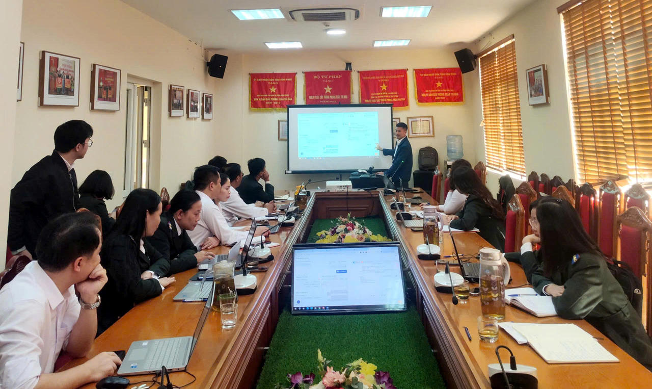 Anh “cầm tay chỉ việc” cho đồng nghiệp về công nghệ thông tin.