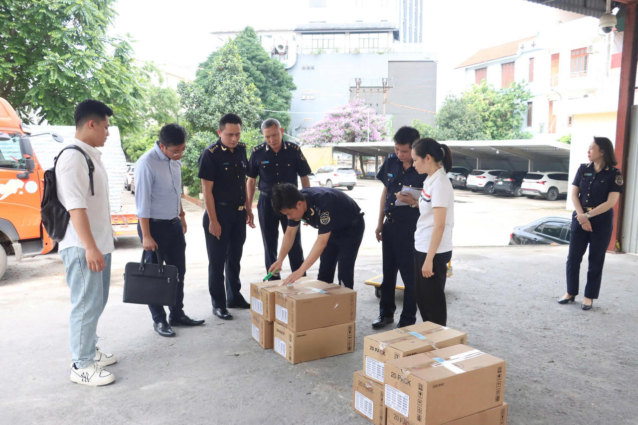 Tạm giữ lô hàng nhập khẩu trị giá 3,5 tỷ đồng có dấu hiệu vi phạm về sở hữu trí tuệ