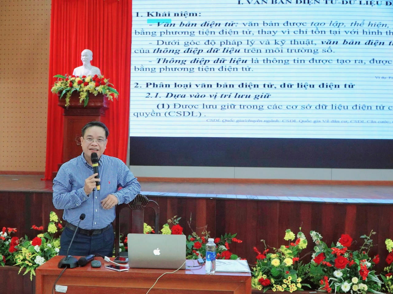 Ông Từ Dương Tuấn trình bày báo cáo chuyên đề