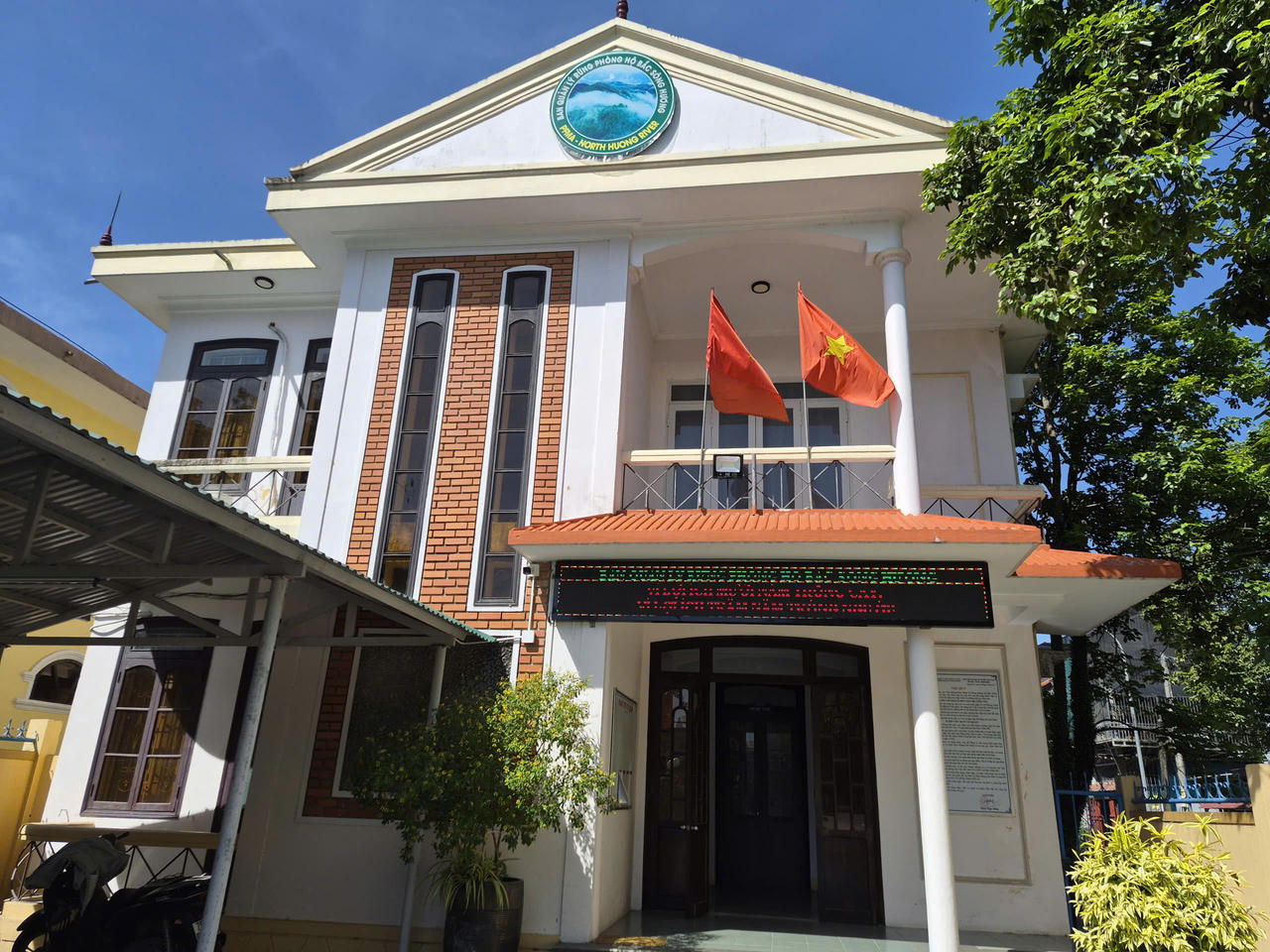 Ghi nhận sáng 23/5 tại trụ sở Ban Quản lý rừng phòng hộ Bắc sông Hương vẫn có 2 cán bộ tới làm việc