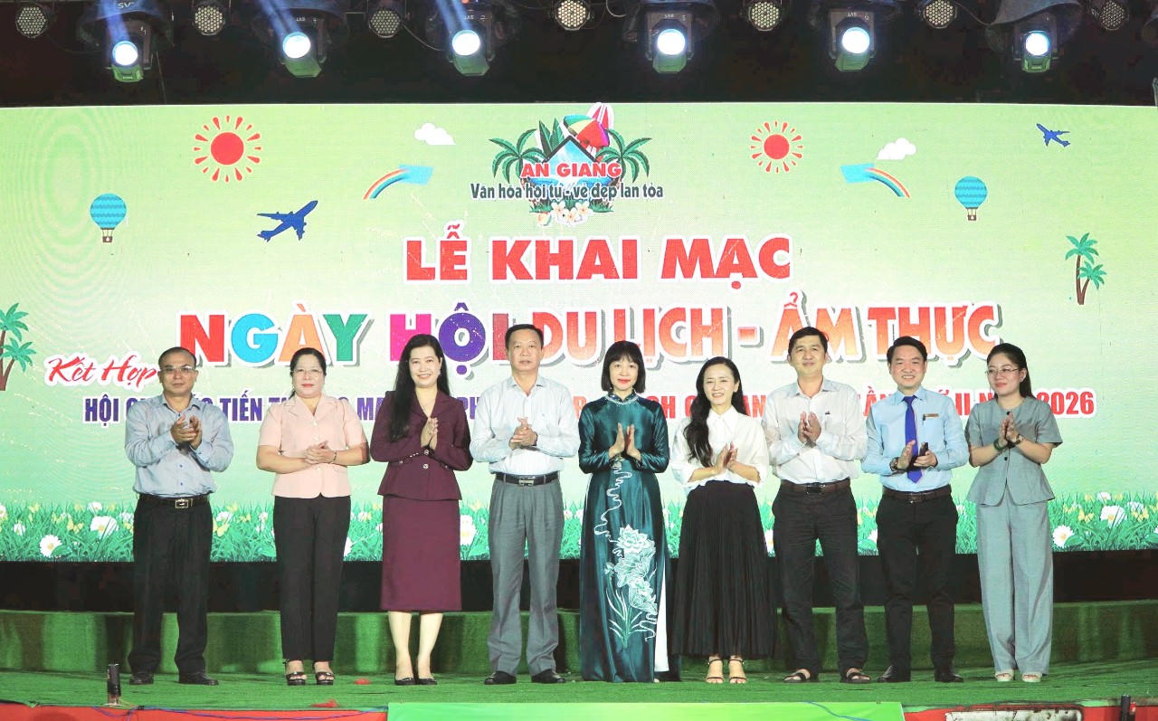 Các đại biểu chụp ảnh tại lễ khai mạc