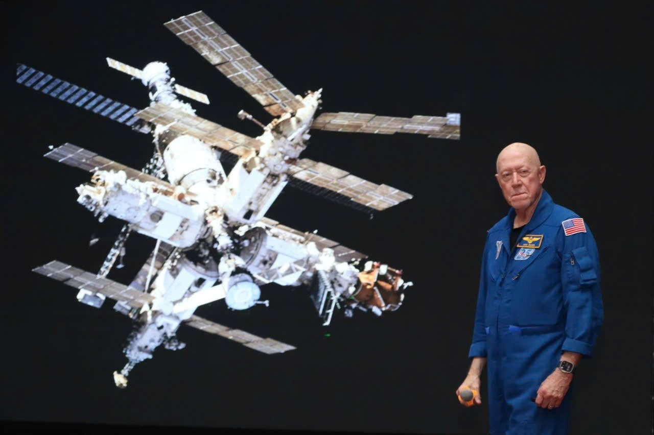 Cựu phi hành gia NASA Michael A. Baker, người từng chỉ huy bốn chuyến bay vào vũ trụ, sẽ gặp gỡ hàng ngàn bạn trẻ tại Cần Thơ (28-5) và TP.HCM (31-5). Ảnh: BTC