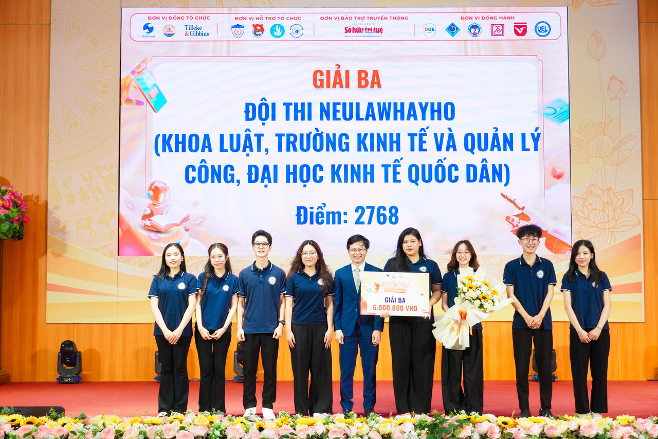 Ban tổ chức trao giải Ba cho đội&nbsp;NEULAWHAYHO - Trường Kinh tế và Quản lý công, ĐH Kinh tế Quốc dân.
