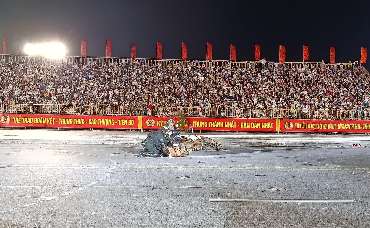 Tự hào, mãn nhãn đêm khai mạc Hội thao Công an nhân dân
