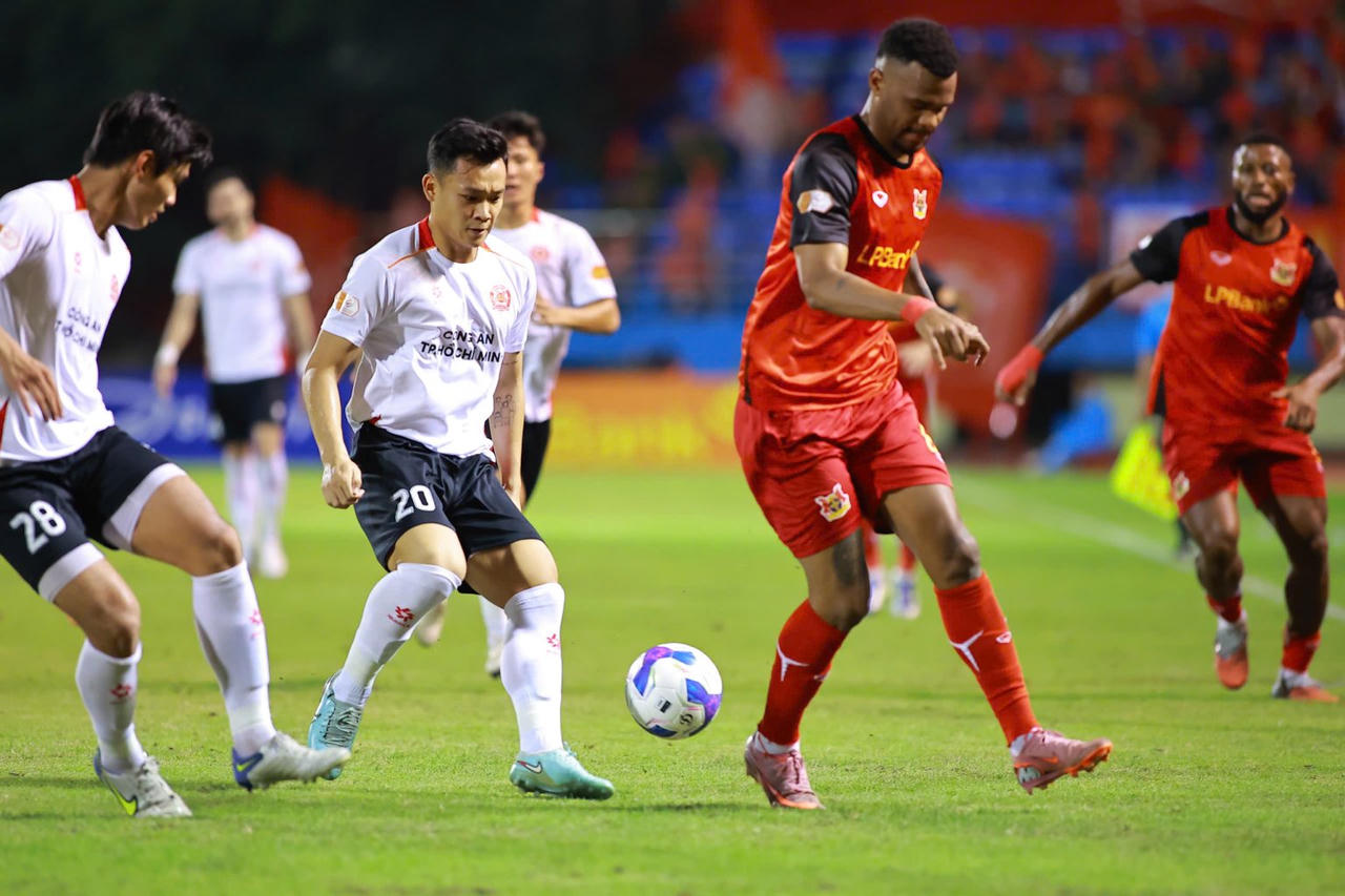 Ninh Bình hoà Công an TPHCM 1-1 (Ảnh VPF)