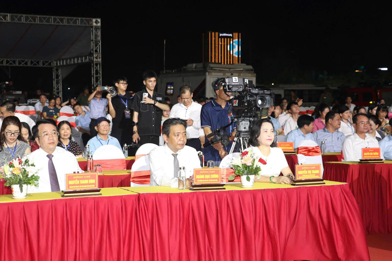 Các đại biểu dự khai mạc