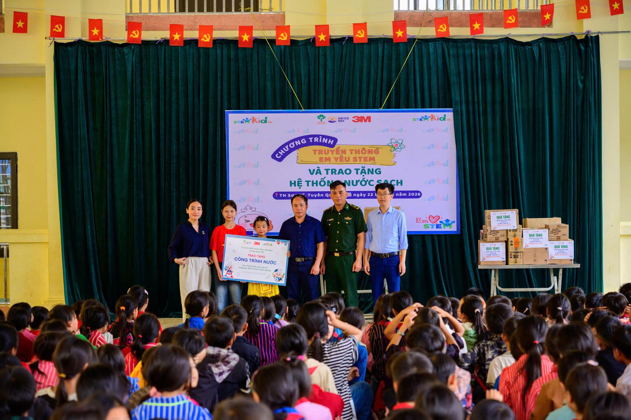 Mang nước sạch đến cho học sinh vùng cao