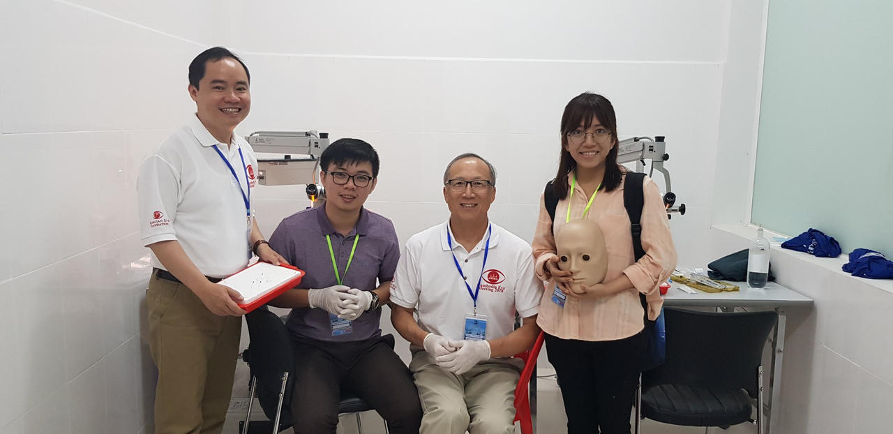 Tham gia giảng dạy mổ phaco cho bác sĩ tại Campuchia năm 2018