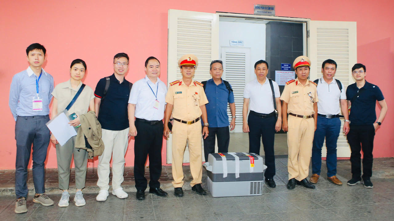BS. Tuyên kịp thời đón nhận và vận chuyển giác mạc hiến tặng về bệnh viện để trực tiếp thực hiện kỹ thuật ghép giác mạc, mang lại ánh sáng cho các bệnh nhân.
