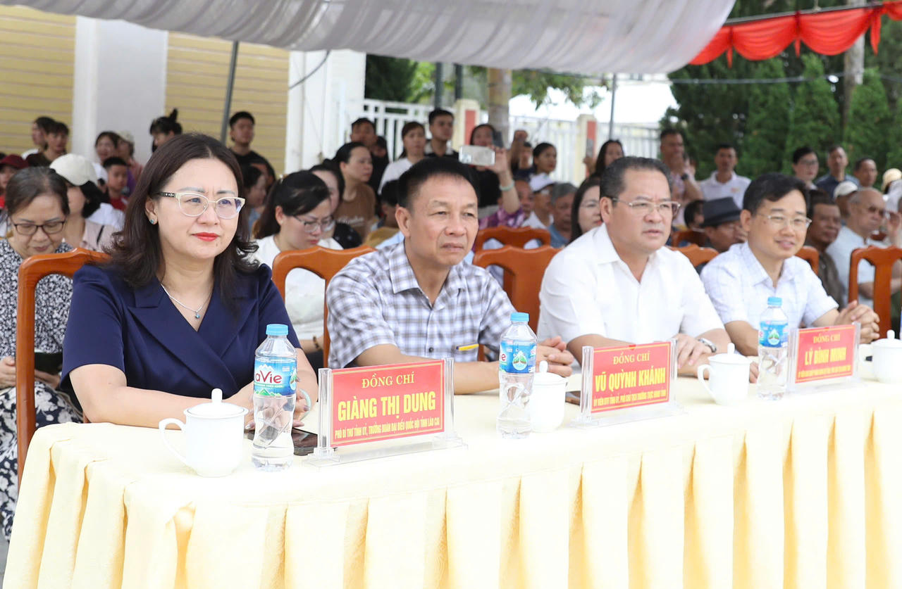 Rực lửa đường đua tại chung kết Giải đua ngựa truyền thống Bắc H&agrave; l&acirc;̀n thứ 19