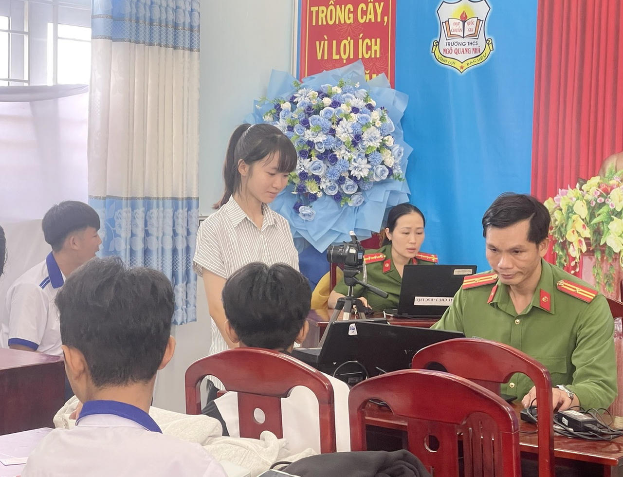 Tổ cấp Căn cước thuộc Phòng Cảnh sát QLHC về TTXH, Công an tỉnh Cà Mau phối hợp Công an xã Châu Thới tổ chức cấp căn cước và định danh điện tử cho học sinh Trường THCS Ngô Quang Nhã, xã Châu Thới.