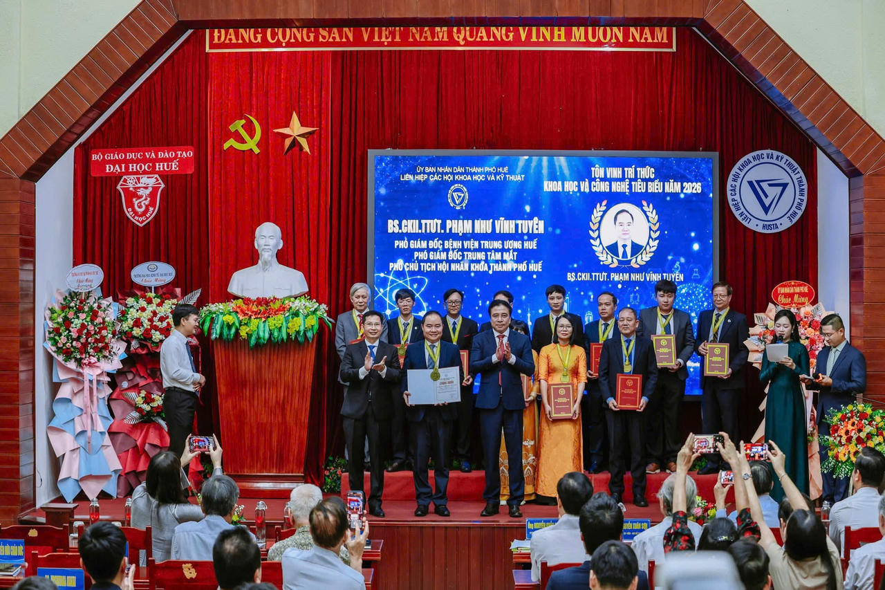 Thầy thuốc Ưu tú Phạm Như Vĩnh Tuyên (hàng đầu, thứ 2 từ trái sang) được vinh danh là một trong 12 trí thức khoa học, công nghệ tiêu biểu của TP Huế năm 2026.