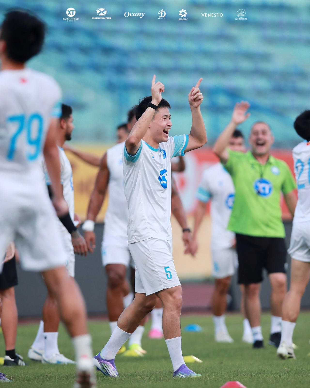 Các cầu thủ Nam Định vui vẻ trước trận đấu với Hà Nội FC. (Ảnh TXNĐ)
