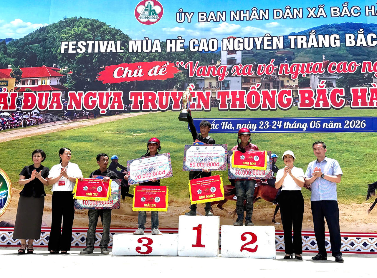 Ban tổ chức trao giải cho c&aacute;c n&agrave;i ngựa đạt th&agrave;nh t&iacute;ch xuất sắc tại Giải đua ngựa truyền thống Bắc H&agrave; lần thứ 19.