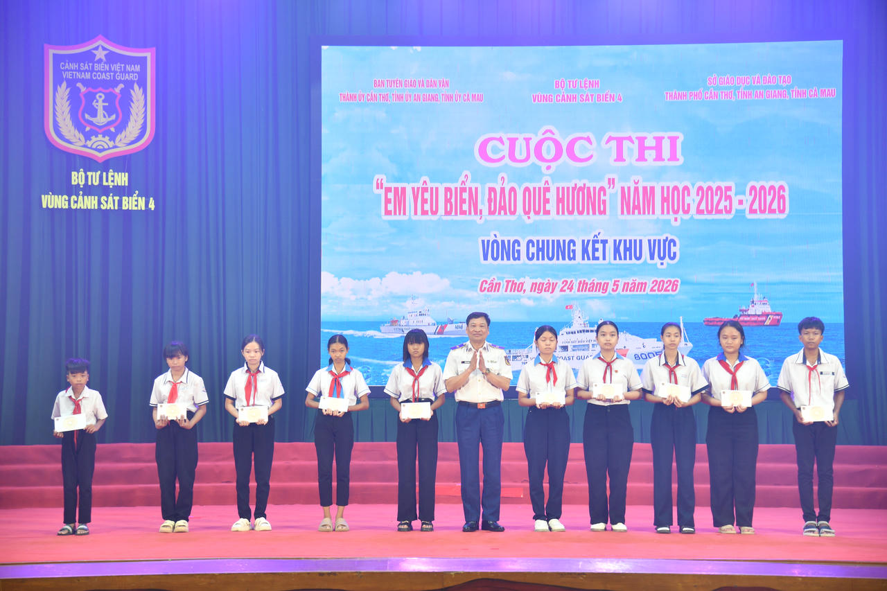 Thiếu tướng Trần Văn Xuân - Phó Chính ủy kiêm Chủ nhiệm chính trị Cảnh sát biển Việt Nam trao học bổng cho các em học sinh có hoàn cảnh khó khăn, vươn lên học giỏi.