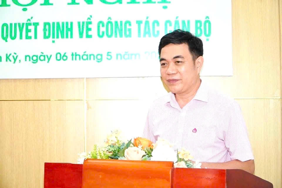 Giám đốc NHCSXH Tân Kỳ phát biểu nêu quyết tâm đảm bảo đưa nguồn vốn về tận cơ sở , đến đúng hộ nghèo và các đối tượng chính sách