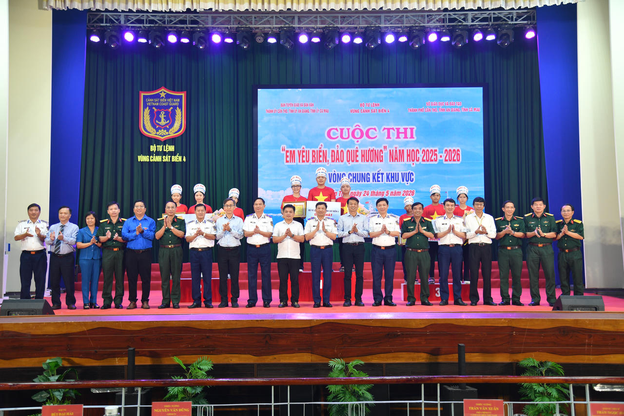 Các đại biểu chụp ảnh lưu niệm.