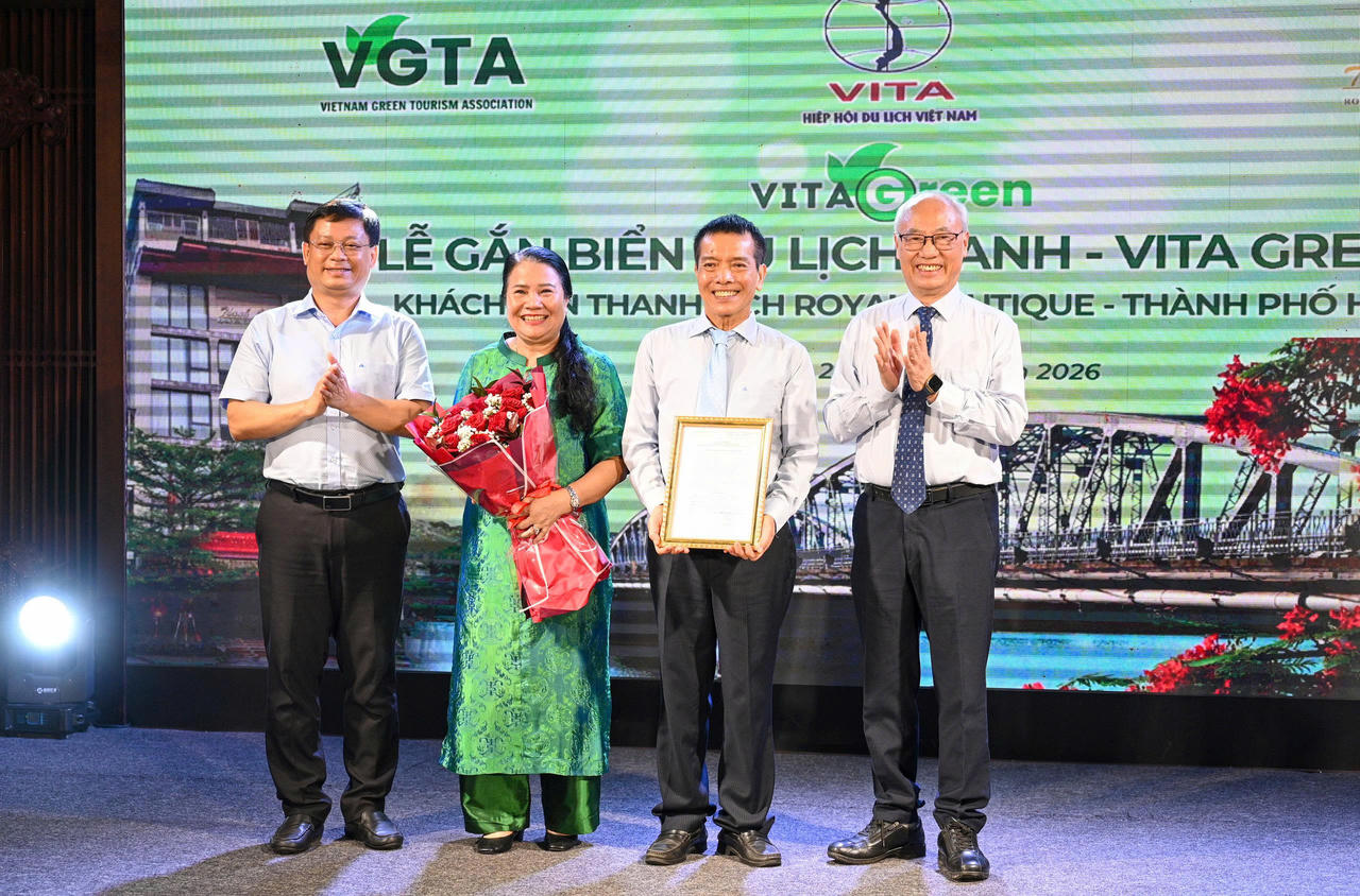 Ông Vũ Thế Bình và ông Nguyễn Thanh Bình tặng hoa, trao chứng nhận cho chủ khách sạn Thanh Lịch